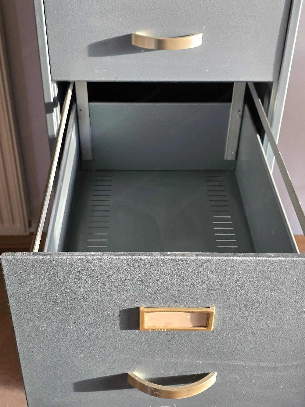 Stabiler Metall-Aktenschrank 