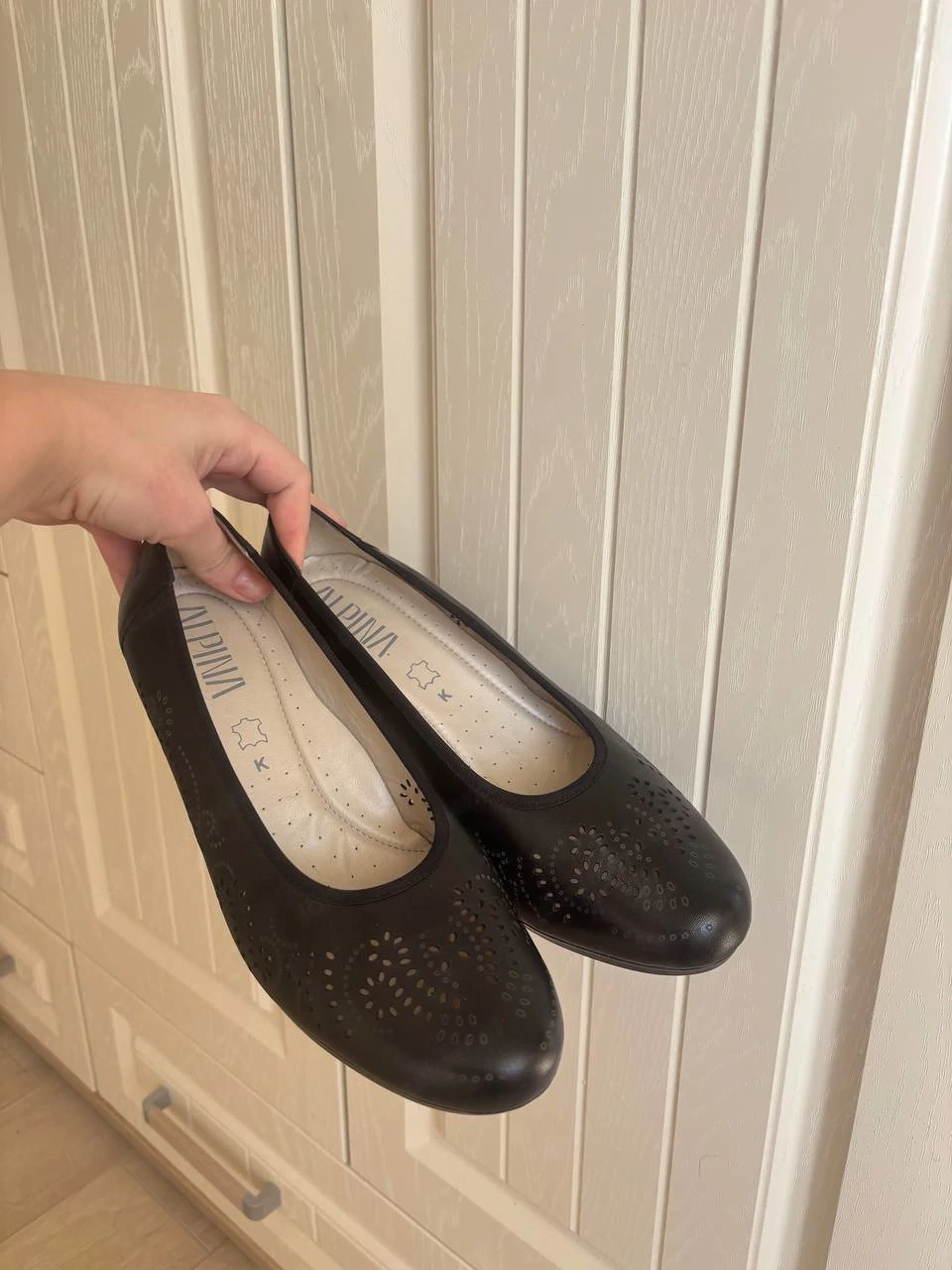 Elegante schwarze Damenpumps mit Lochmuster   bequemer Blockabsatz