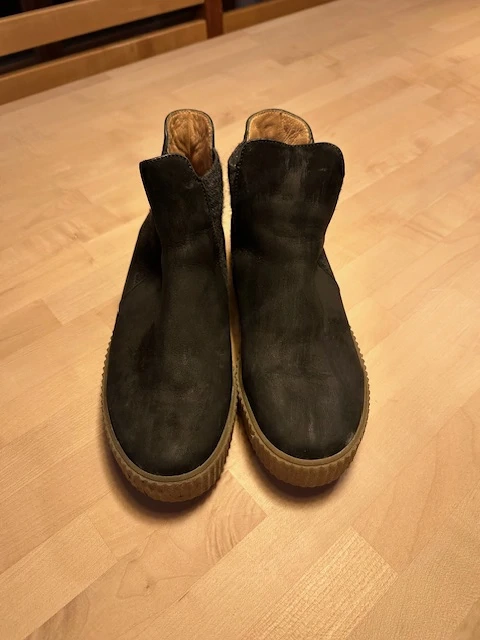 schwarze Boots aus Wildleder