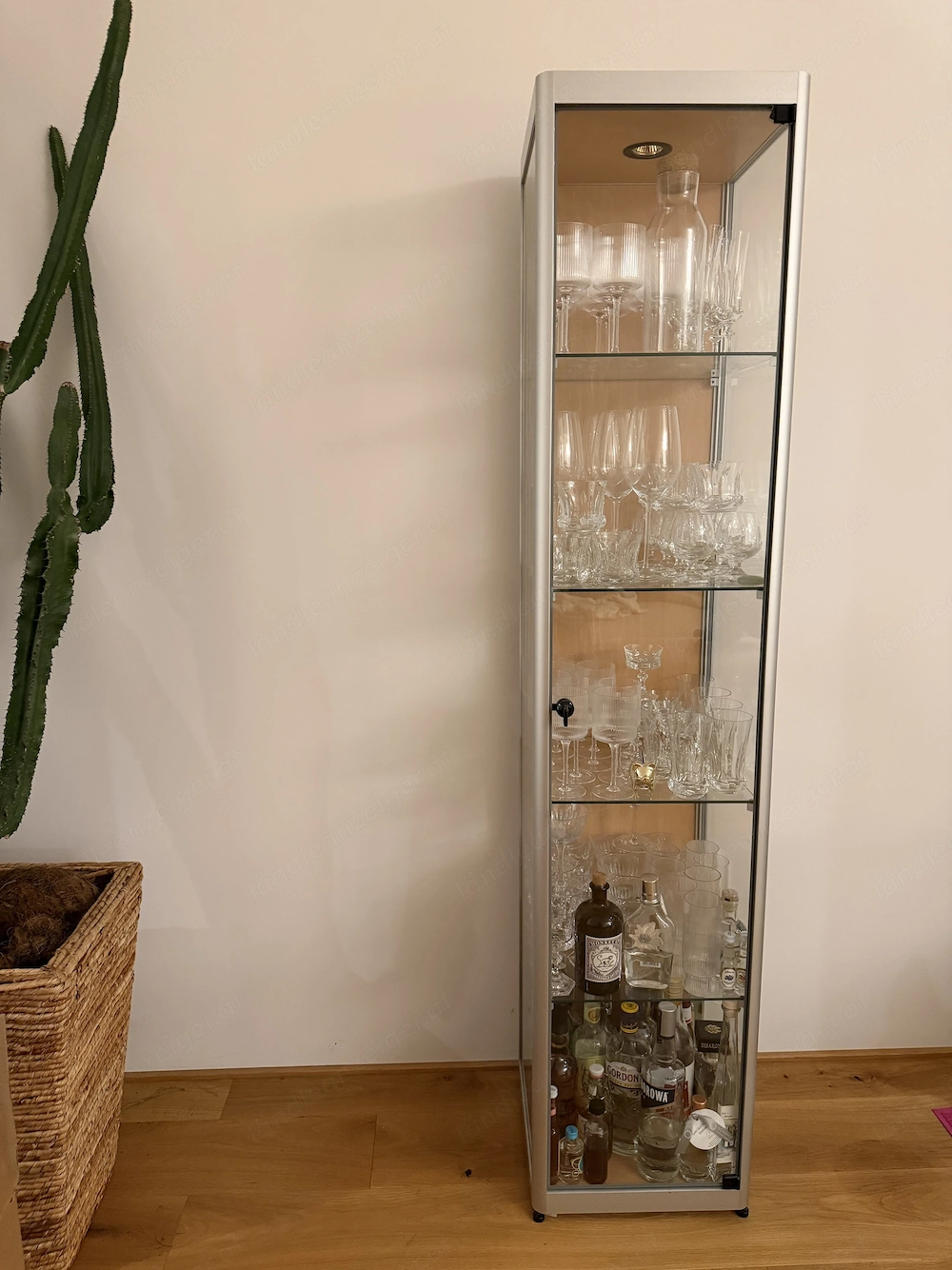 Elegante Glasvitrine von SDB   Silber