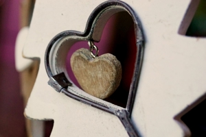 Wandhaken aus Holz u Metall mit baumelndem Herz für`n Landhausstil Bild 2