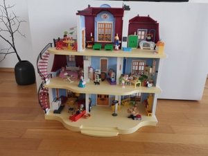 Playmobil Villa   großes Puppenhaus voll möbliert Bild 2