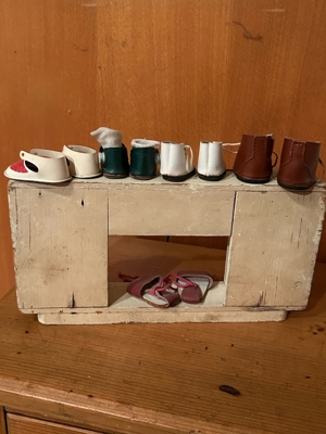 Antiker Schuhschrank für Puppenschuhe Bild 2