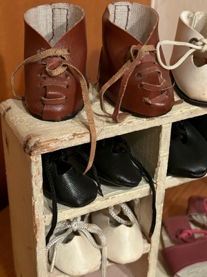 Antiker Schuhschrank für Puppenschuhe Bild 3