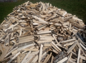 Brennholz (33 cm 50 cm) und Holzbuscheln aus Handarbeit zu verkaufen
