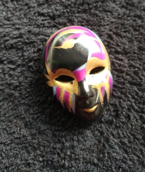 Brosche Maske handbemalt - schwarz Keramik Bild 1