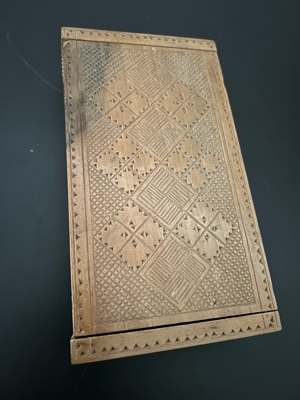 Alte Holzschachtel mit gehämmertem Muster Bild 3