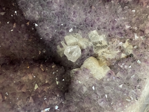 Amethyst Geode 1 A Qualität mit sehr dunklen Steinen Bild 3