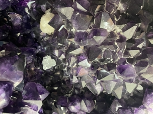 Amethyst Geode 1 A Qualität mit sehr dunklen Steinen Bild 4