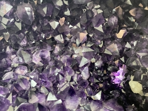 Amethyst Geode 1 A Qualität mit sehr dunklen Steinen Bild 6