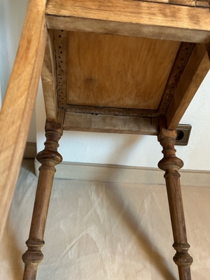 Antiker Stuhl mit gedrechselter Lehne Bild 5
