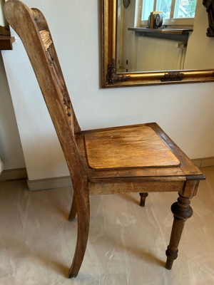 Antiker Stuhl mit gedrechselter Lehne Bild 3