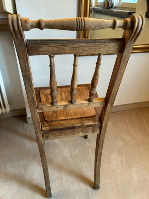 Antiker Stuhl mit gedrechselter Lehne Bild 4