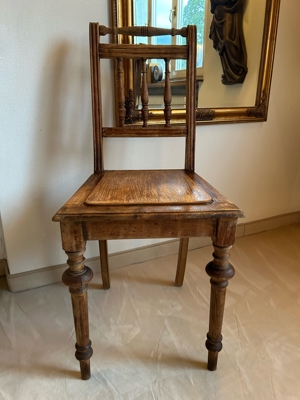 Antiker Stuhl mit gedrechselter Lehne Bild 6