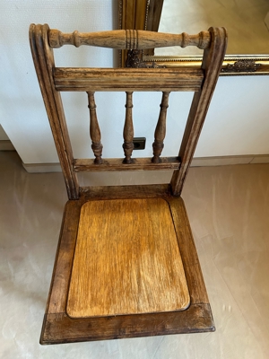 Antiker Stuhl mit gedrechselter Lehne Bild 7