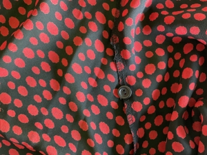 Bluse in schwarz mit roten Punkten Gr.46 um 2,-EUR Bild 5