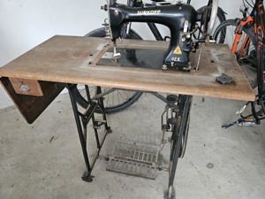 Antike Deko-Nähmaschine mit Untertisch Bild 5