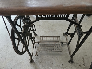 Antike Deko-Nähmaschine mit Untertisch Bild 4