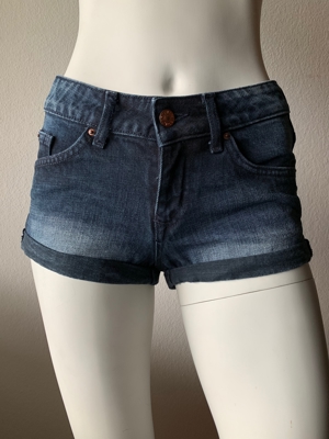 Shorts Jeans-Shorts Gr. 34 Rippped-Jeans - neuwertig Bild 2