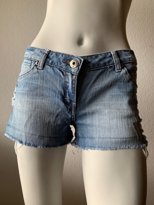 Shorts Jeans-Shorts Gr. 34 Rippped-Jeans - neuwertig Bild 4