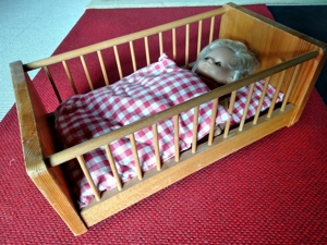 Puppe mit Schlafaugen, mit Bettchen und Zubehör Bild 2