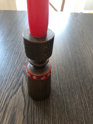 Kerzenhalter aus Holz mit roter Stabkerze Bild 2