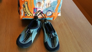 Badepaket: Badeschuhe Gr. 25/26 + Schwimmwindeln