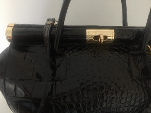 Schwarze Handtasche mit Details Bild 2