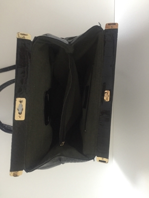 Schwarze Handtasche mit Details Bild 5