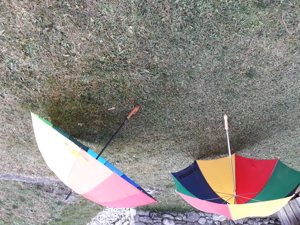 Zwei große regenbogenfarbige Regenschirme Bild 3