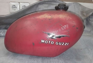 Alte Benzintanks für Moto Guzzi Bild 3