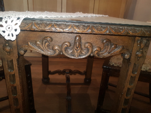 Antiquität-Rarität - edler Tisch mit 2 geschnitzten Stühlen, schwarz, mit Glasplatte Bild 3