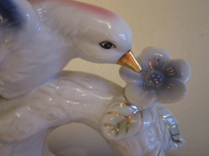 Wunderschöne Keramik - Vogel auf Ast mit Blüten - Vitrinenstück - Top Zustand Bild 2