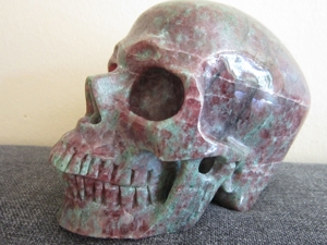 XL Edelstein Skull, Granat, 1,650kg, Kristallschädel,Totenkopf, Handarbeitskunst Bild 4