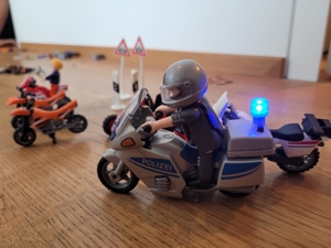 PLAYMOBIL - Motorräder, Polizeimotorrad, Go-Carts und Verkehrszeichen Bild 2