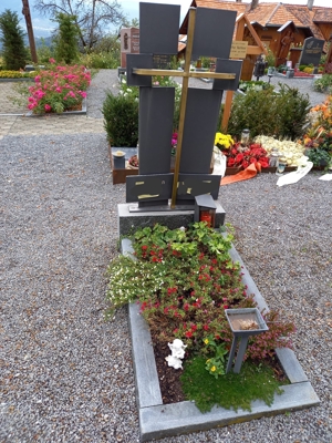 Grabkreuz mit Umrandung, Laterne und Weihwasserschale Bild 2