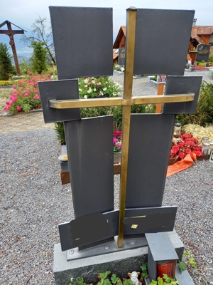 Grabkreuz mit Umrandung, Laterne und Weihwasserschale Bild 1
