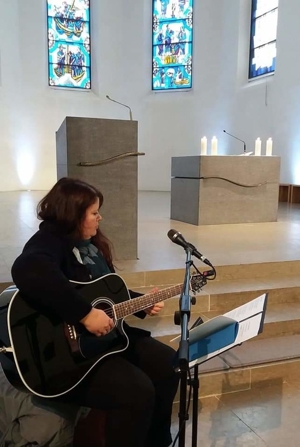 Sängerin mit Gitarre für Trauung Hochzeit Taufe Trauerfeier Beerdigung oder kleines Fest Feier Musik Bild 9