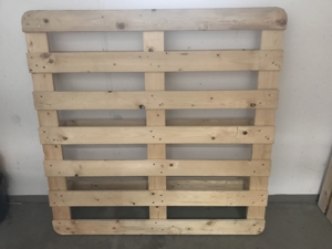 Holzpalette quadratisch (1,5m) - zu verschenken  Bild 1