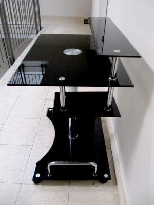 GELEGENHEIT: Hochwertiger, kleiner Computertisch (aus dunklem Glas und Chrom) Bild 5