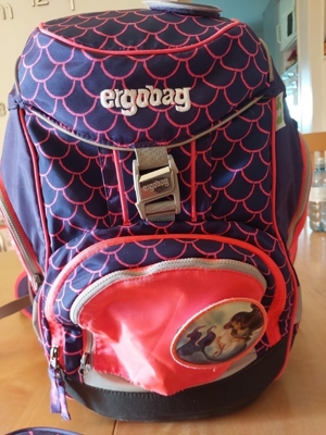 Ergobag Schulrucksack inklusive Federmäppchen und 4 Kletties inkl. Zip Set pink Bild 2