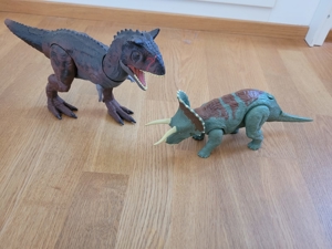 Jurrassic World Triceratops und Carnotaurus von Mattel Bild 1