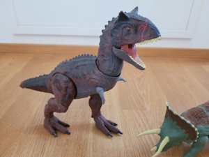 Jurrassic World Triceratops und Carnotaurus von Mattel Bild 2