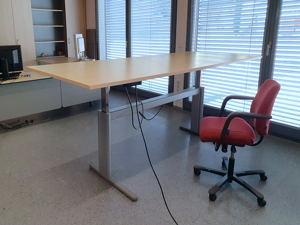 Schreibtisch / Arbeitstisch elektrisch höhenverstellbar Bild 1