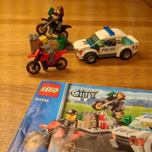 Lego CITY 60042 Polizei Verfolgung Bild 2