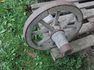 Holzrad alt von Scheibtruhe Bild 1