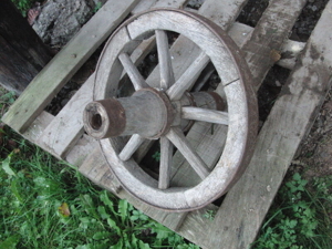 Holzrad alt von Scheibtruhe Bild 2