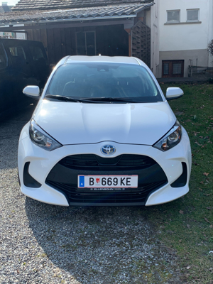 Vermiete Toyota Yaris Hybrid Bild 3