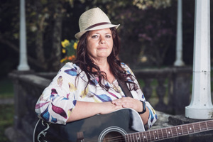 Saengerin mit Gitarre für Trauung Hochzeit Taufe Trauerfeier Beerdigung Fest Feier Musik Bild 3