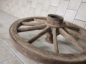Altes Wagenrad aus Hartholz Durchmesser 85 cm Bild 3